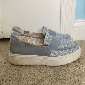 Beautiful Suede Roxy Size 9 Baby Blue Platform Slip-On Loafers
